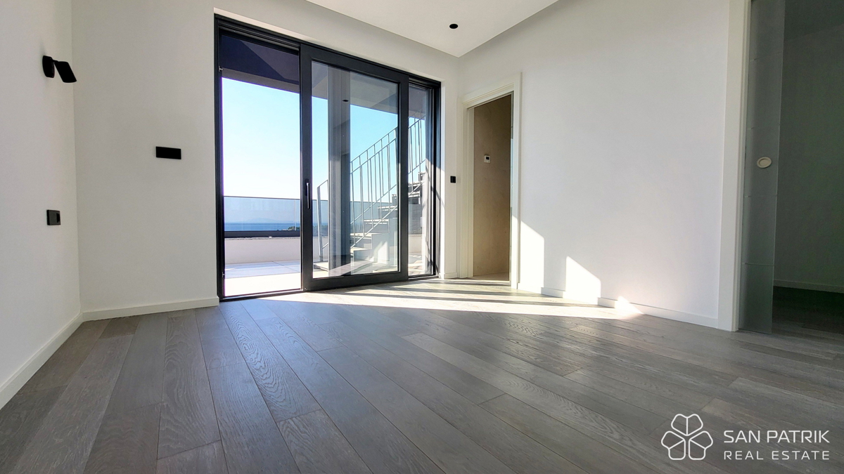 Attico moderno con terrazza sul tetto e vista mare a Krk