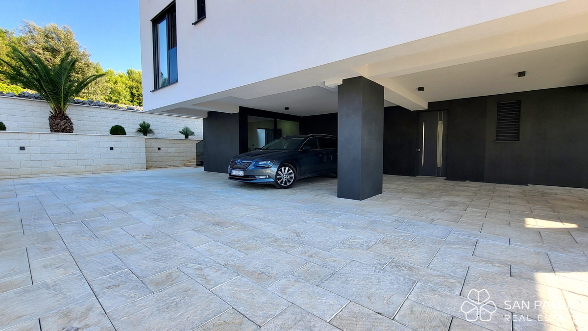 Attico moderno con terrazza sul tetto e vista mare a Krk