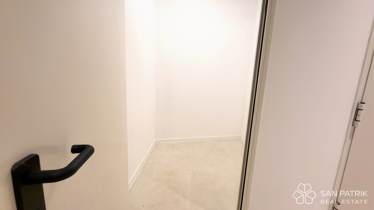 Attico moderno con terrazza sul tetto e vista mare a Krk