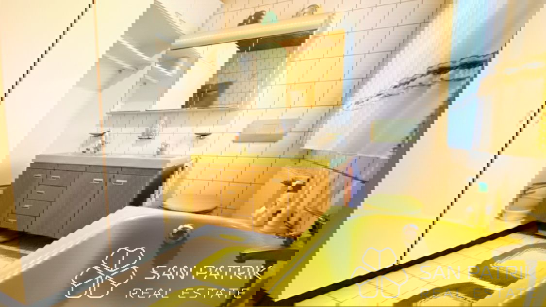 Novi Vinodolski: Casa con ampio giardino e vista sul mare