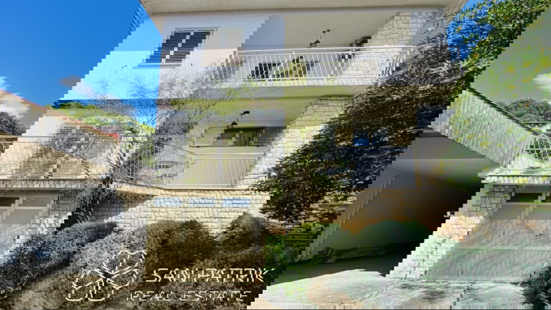 Novi Vinodolski: Casa con ampio giardino e vista sul mare