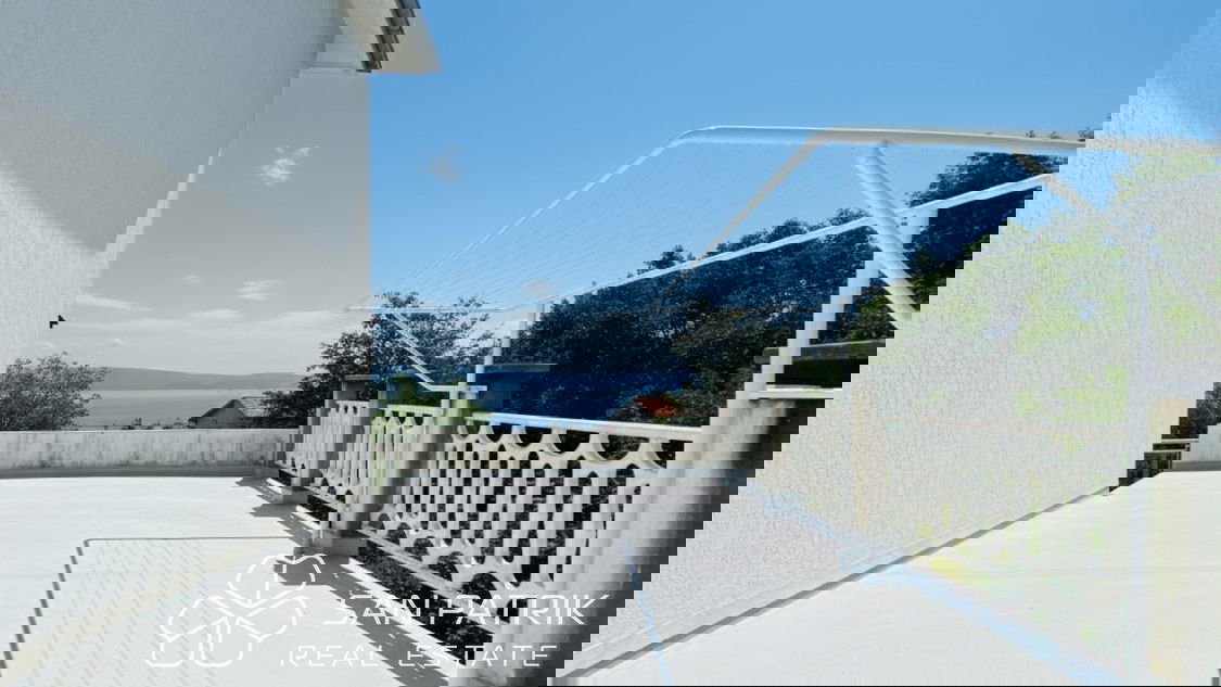 Novi Vinodolski: Casa con ampio giardino e vista sul mare