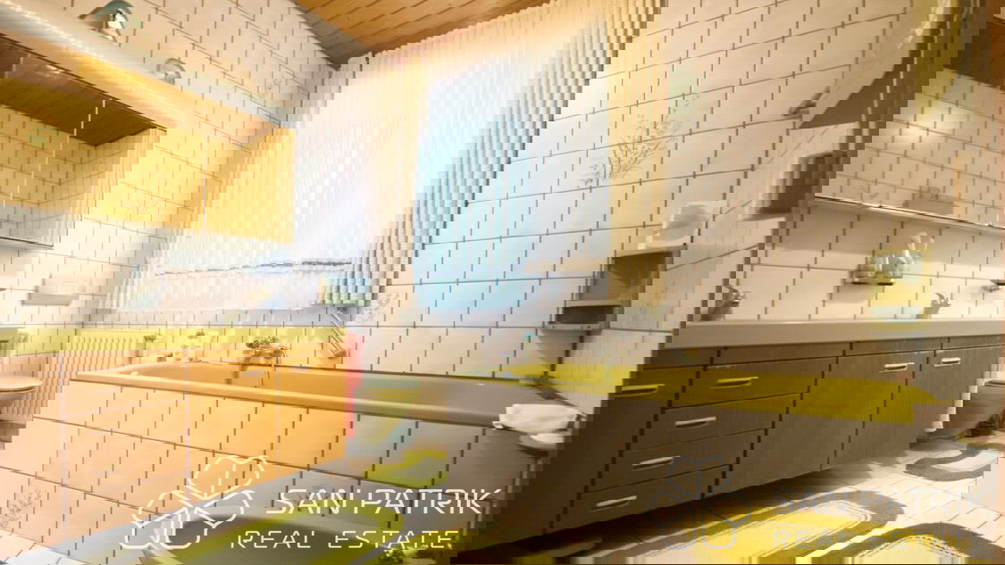 Novi Vinodolski: Casa con ampio giardino e vista sul mare