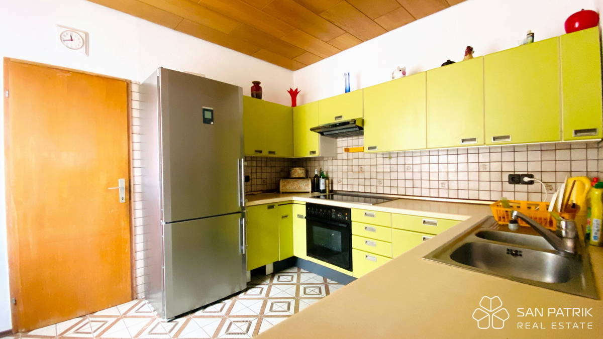 Novi Vinodolski: Casa con ampio giardino e vista sul mare