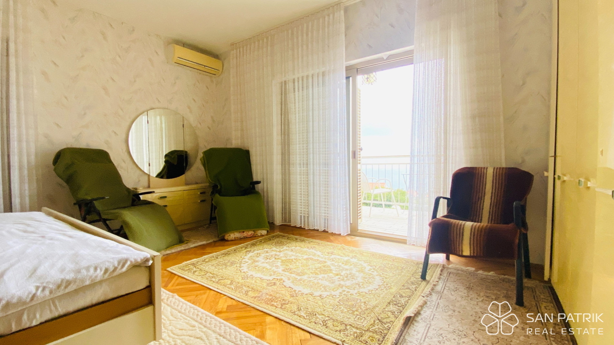 Novi Vinodolski: Casa con ampio giardino e vista sul mare