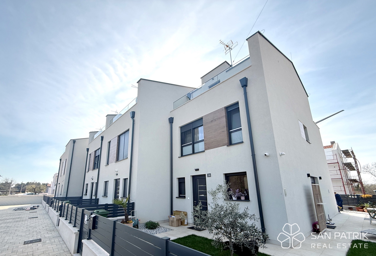 Casa moderna con piscina a Poreč, posizione tranquilla