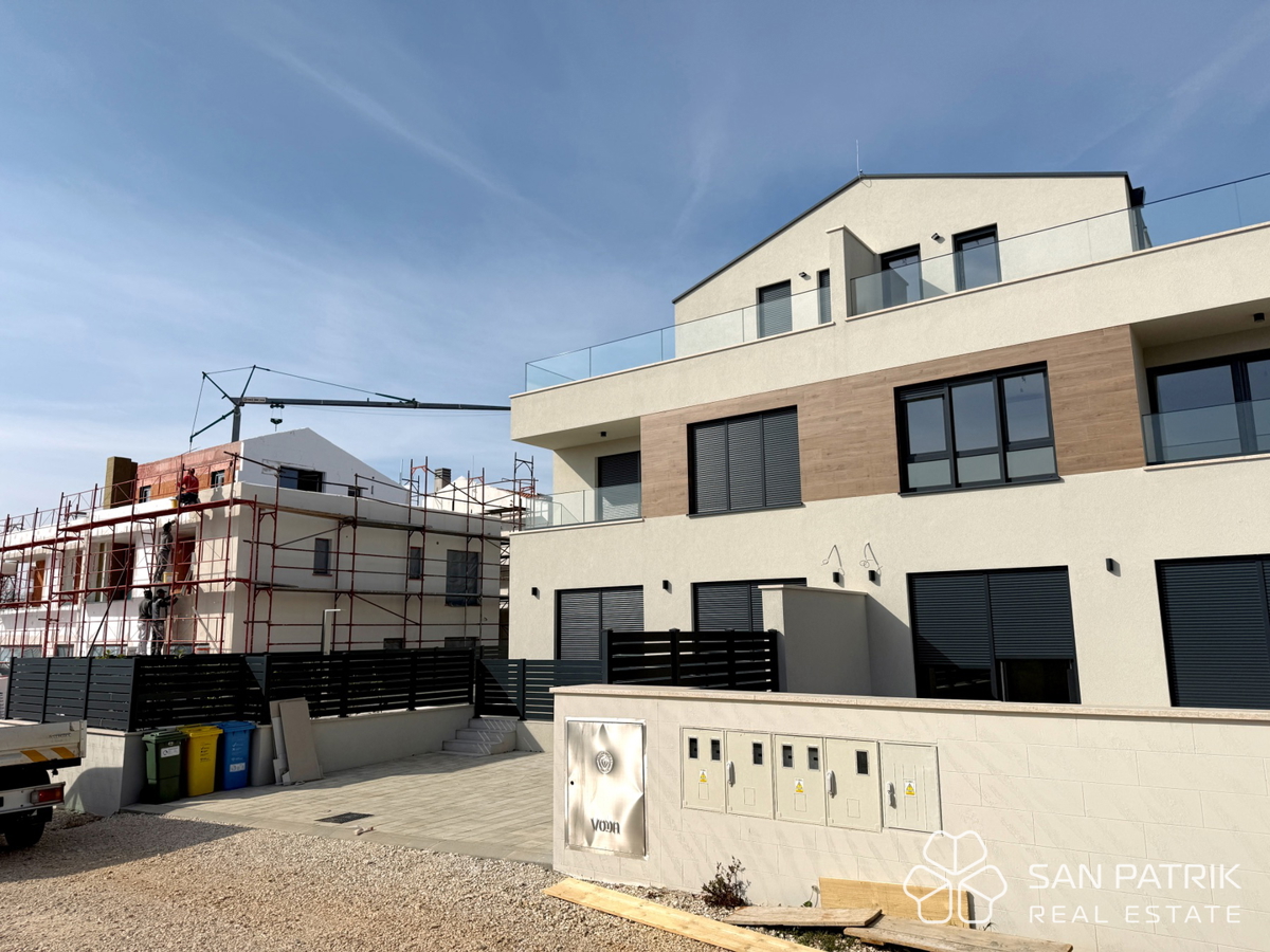 Casa moderna con piscina a Poreč, posizione tranquilla