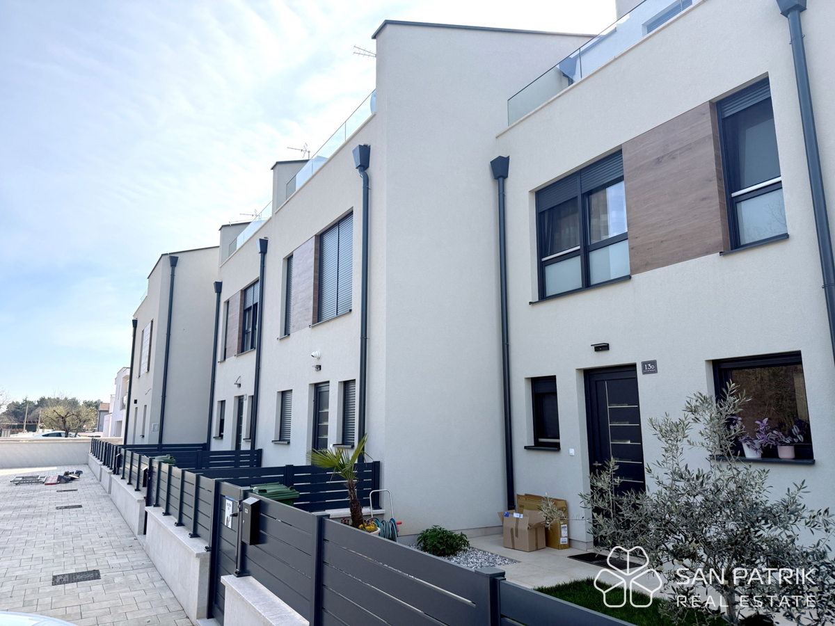 Casa moderna con piscina a Poreč, posizione tranquilla