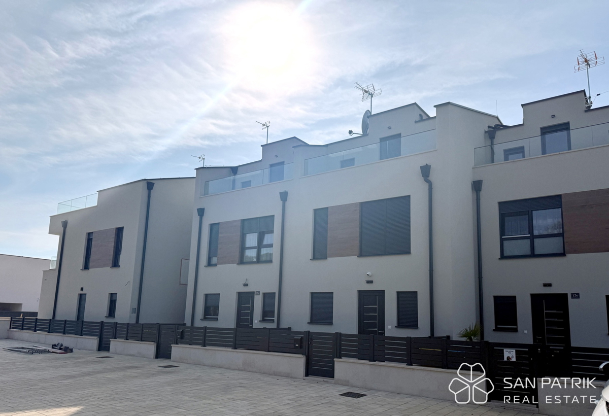 Casa moderna con piscina a Poreč, posizione tranquilla