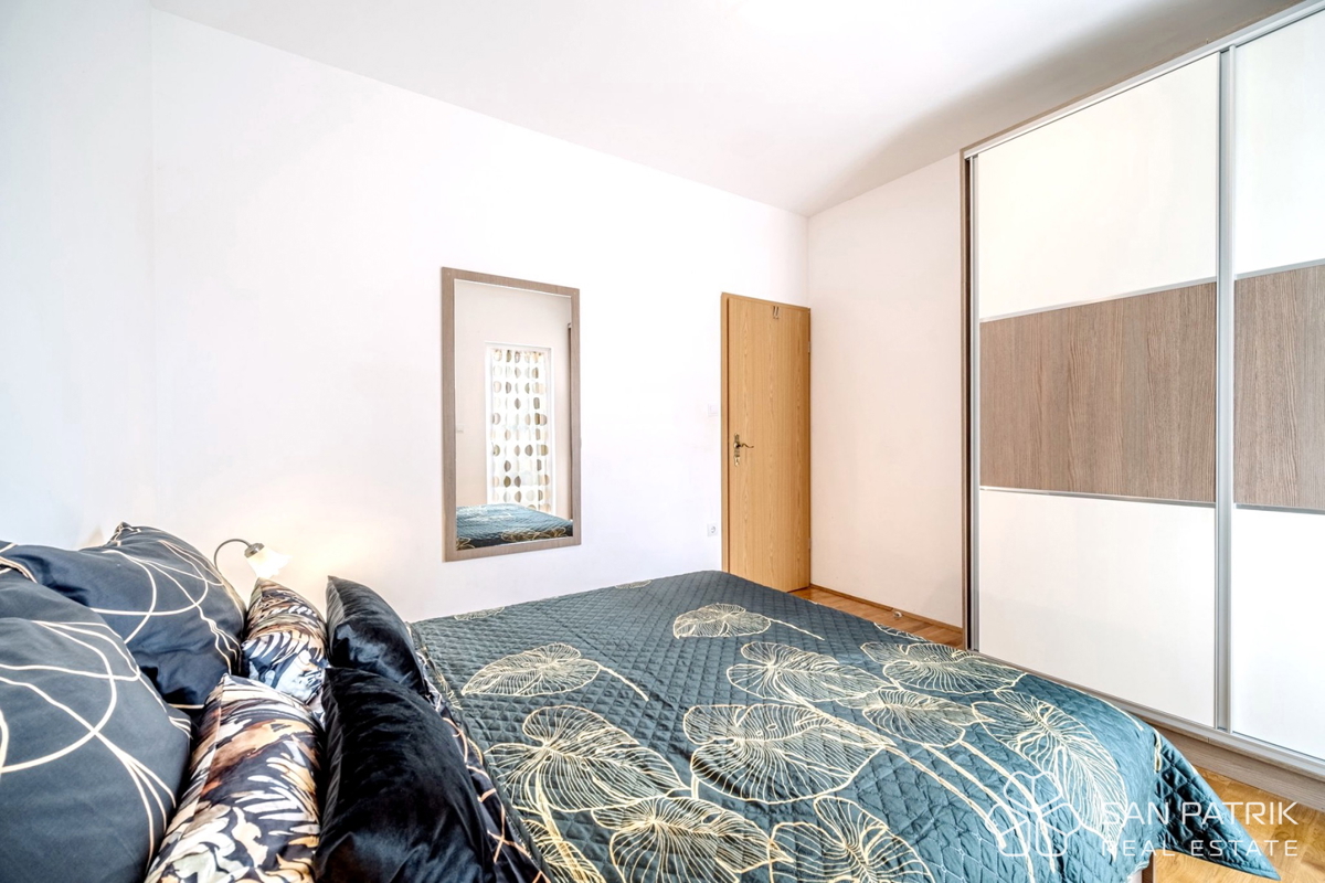 Appartamento in prima fila sul mare con terrazze e vista su Brač