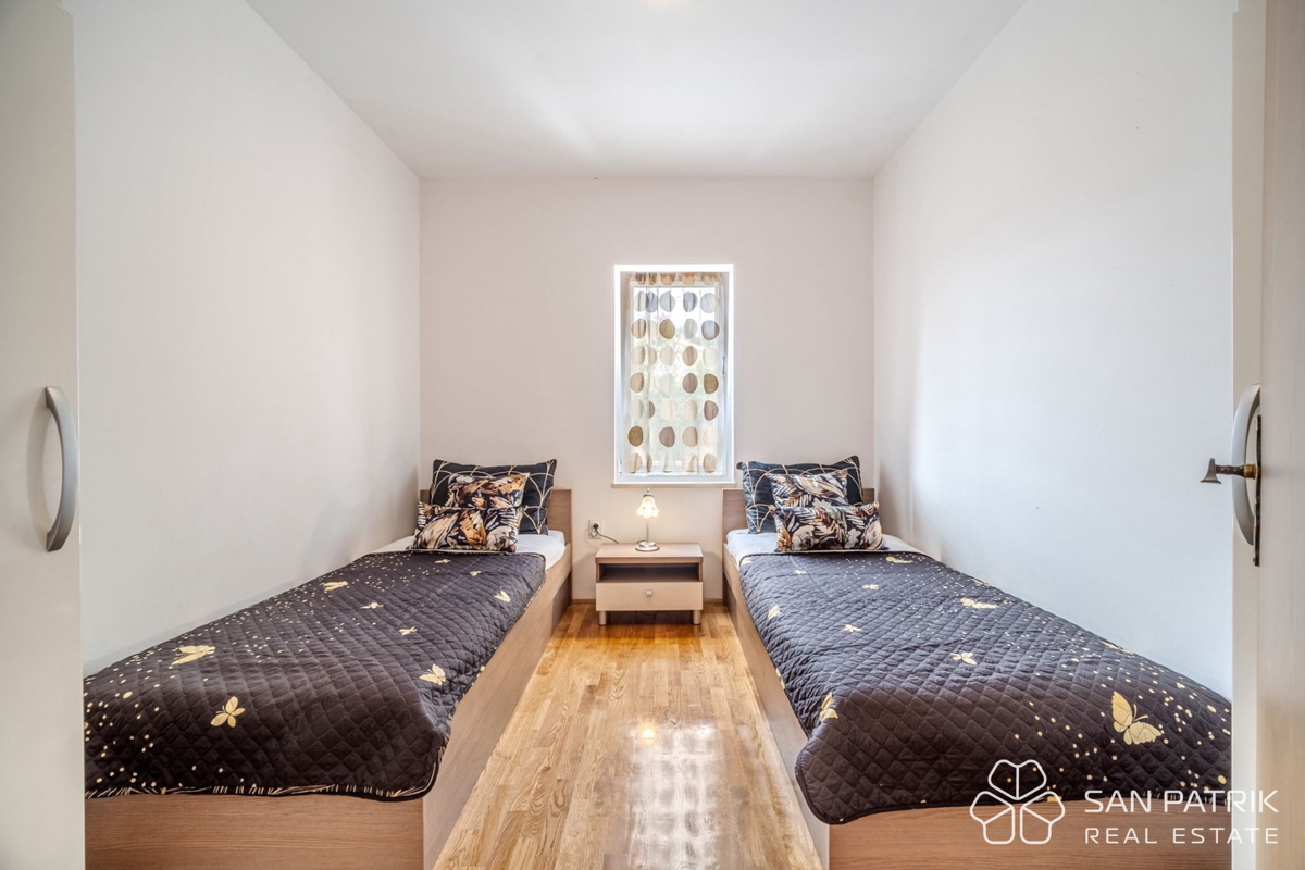 Appartamento in prima fila sul mare con terrazze e vista su Brač