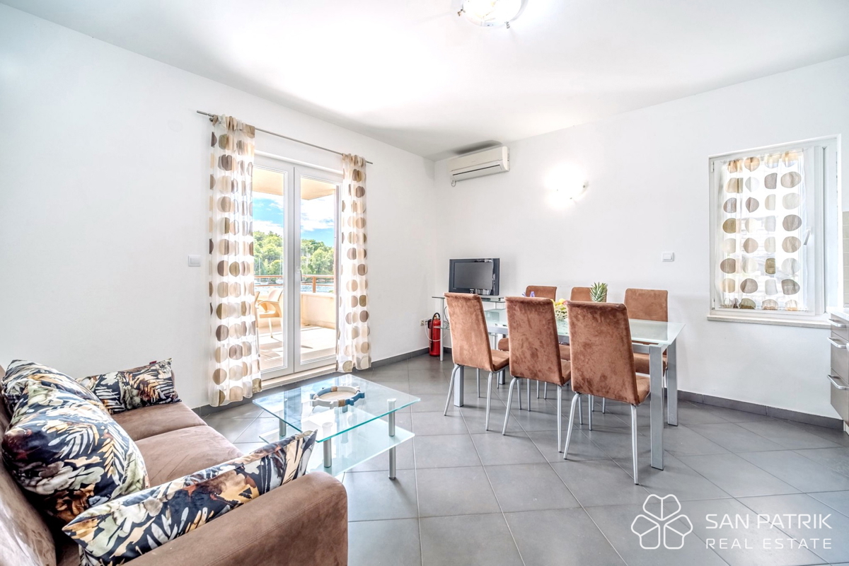 Appartamento in prima fila sul mare con terrazze e vista su Brač