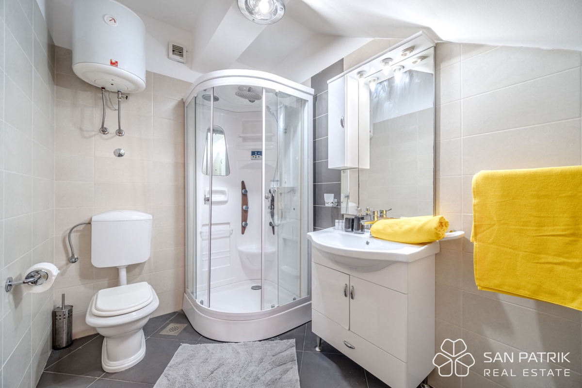 Appartamento in prima fila sul mare con terrazze e vista su Brač