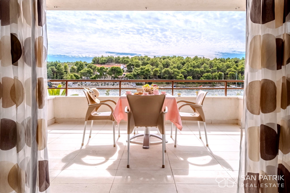 Appartamento in prima fila sul mare con terrazze e vista su Brač