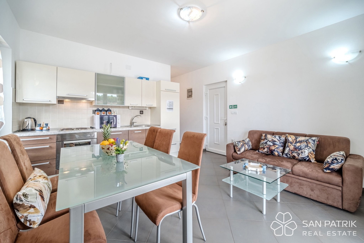 Appartamento in prima fila sul mare con terrazze e vista su Brač