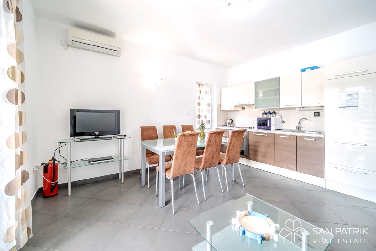 Appartamento in prima fila sul mare con terrazze e vista su Brač