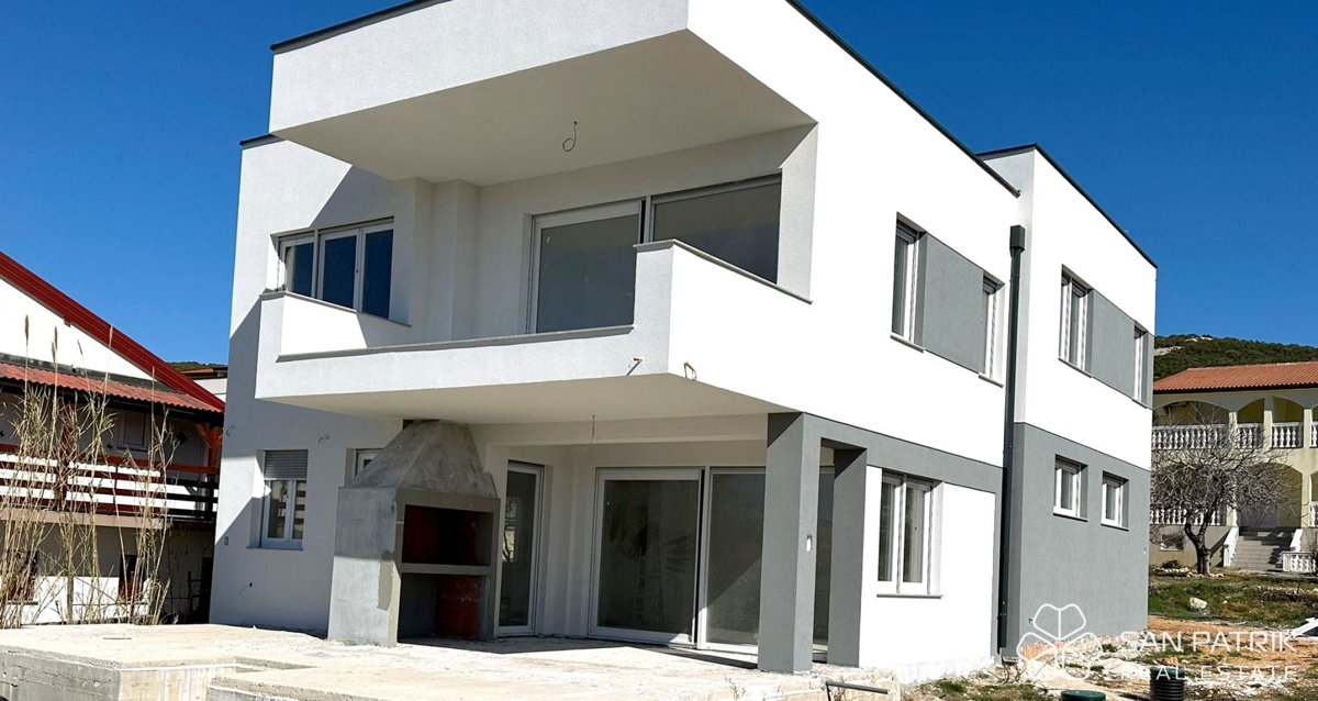 Casa moderna (234m2) con piscina, a 150 m dal mare a Novalja sull'isola di Pag