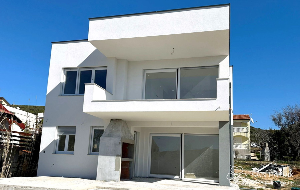 Casa moderna (234m2) con piscina, a 150 m dal mare a Novalja sull'isola di Pag