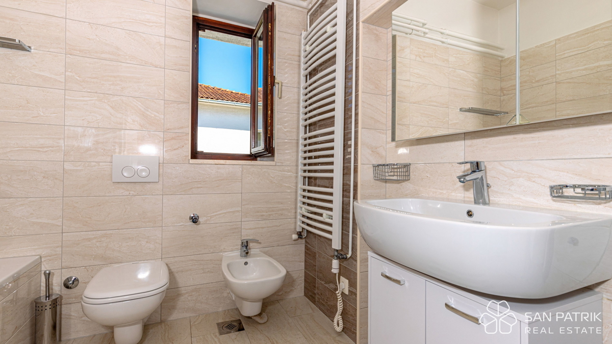 Casa con 2 unità abitative vicino al mare a Crikvenica