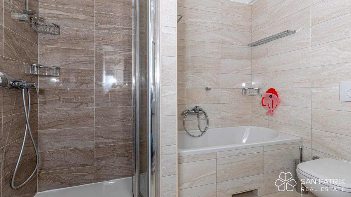 Casa con 2 unità abitative vicino al mare a Crikvenica