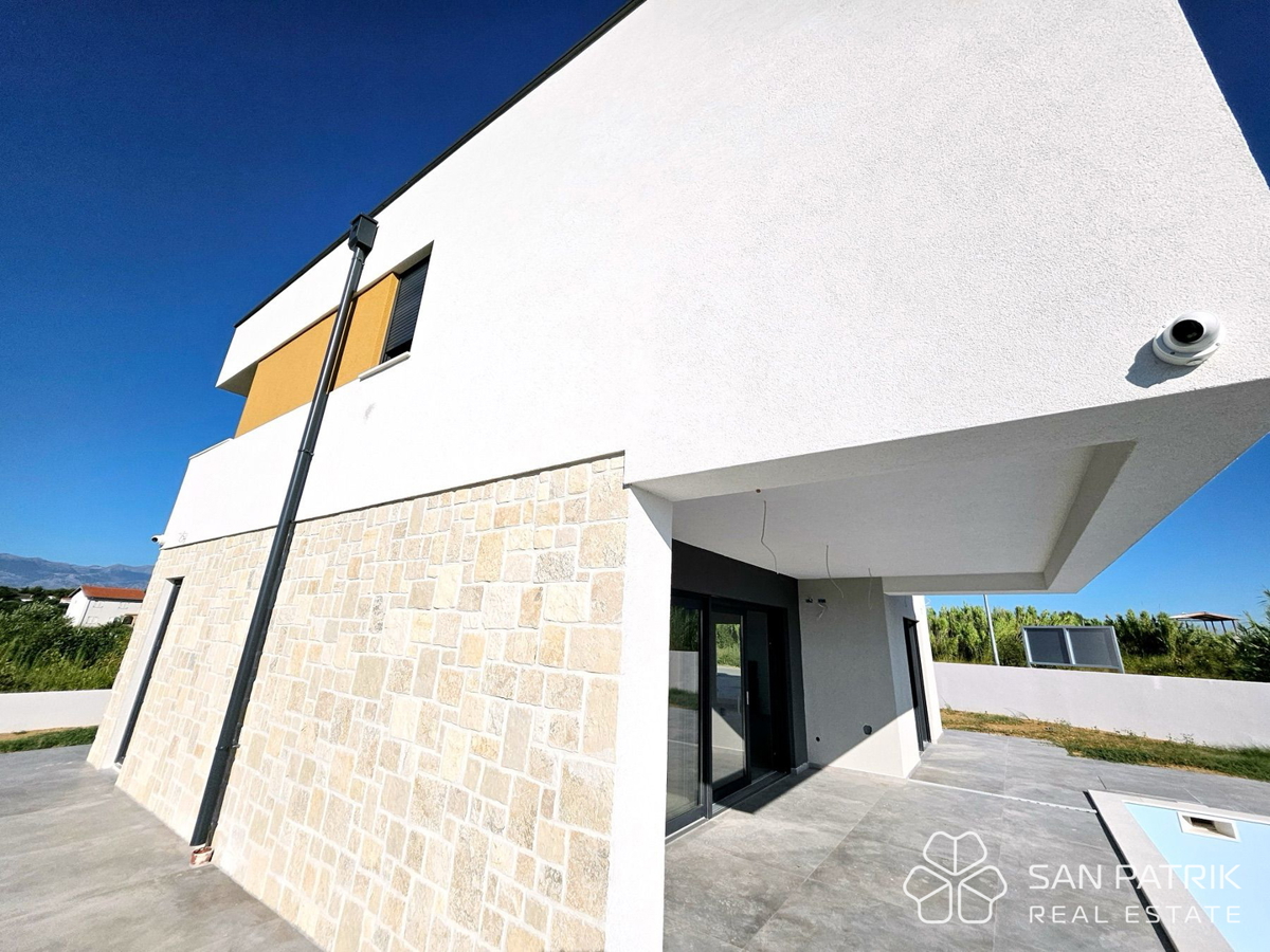 Casa moderna con piscina vicino al mare – Vrsi