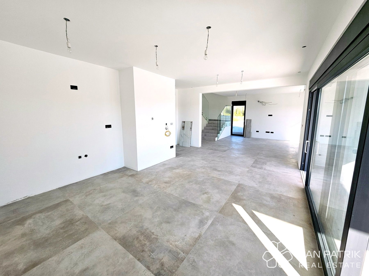 Casa moderna con piscina vicino al mare – Vrsi