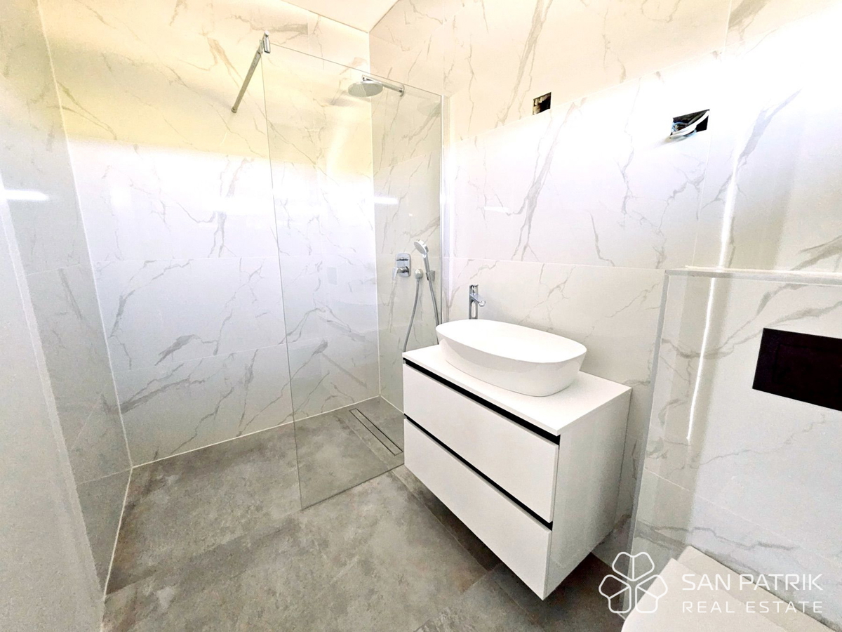 Casa moderna con piscina vicino al mare – Vrsi