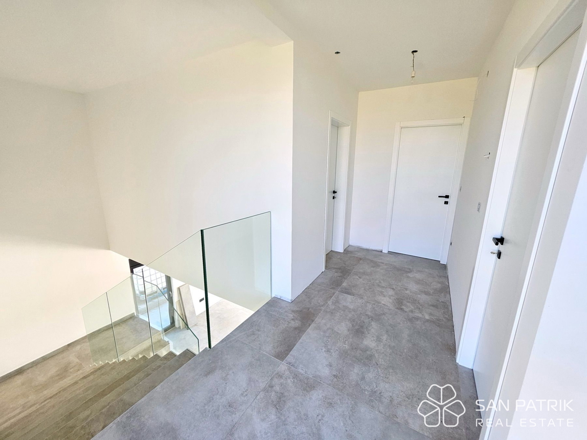 Casa moderna con piscina vicino al mare – Vrsi