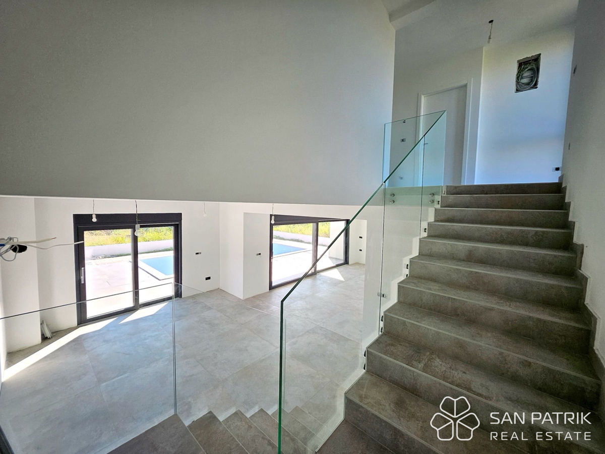 Casa moderna con piscina vicino al mare – Vrsi