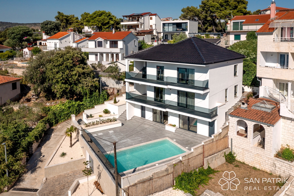 RAŽANJ – VILLA MEDITERRANEA MODERNA IN PRIMA FILA SUL MARE CON PISCINA