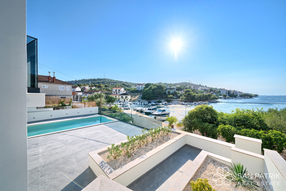 RAŽANJ – VILLA MEDITERRANEA MODERNA IN PRIMA FILA SUL MARE CON PISCINA