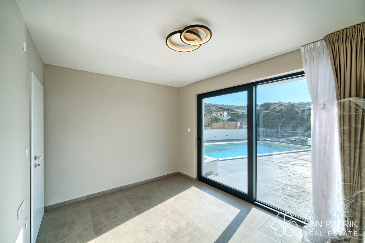 RAŽANJ – VILLA MEDITERRANEA MODERNA IN PRIMA FILA SUL MARE CON PISCINA