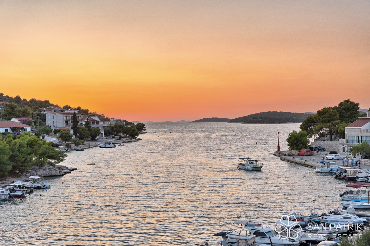 RAŽANJ – VILLA MEDITERRANEA MODERNA IN PRIMA FILA SUL MARE CON PISCINA