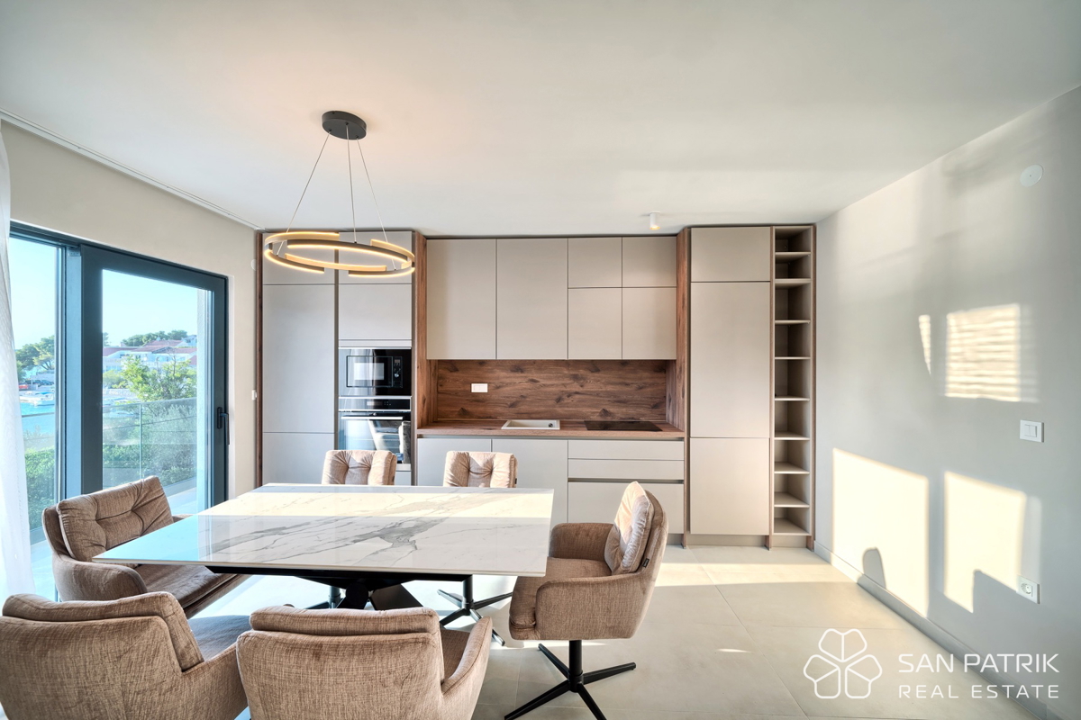 RAŽANJ – VILLA MEDITERRANEA MODERNA IN PRIMA FILA SUL MARE CON PISCINA