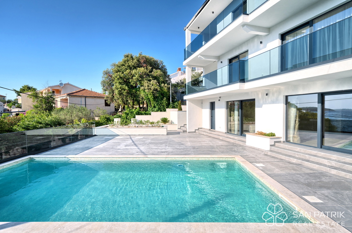 RAŽANJ – VILLA MEDITERRANEA MODERNA IN PRIMA FILA SUL MARE CON PISCINA