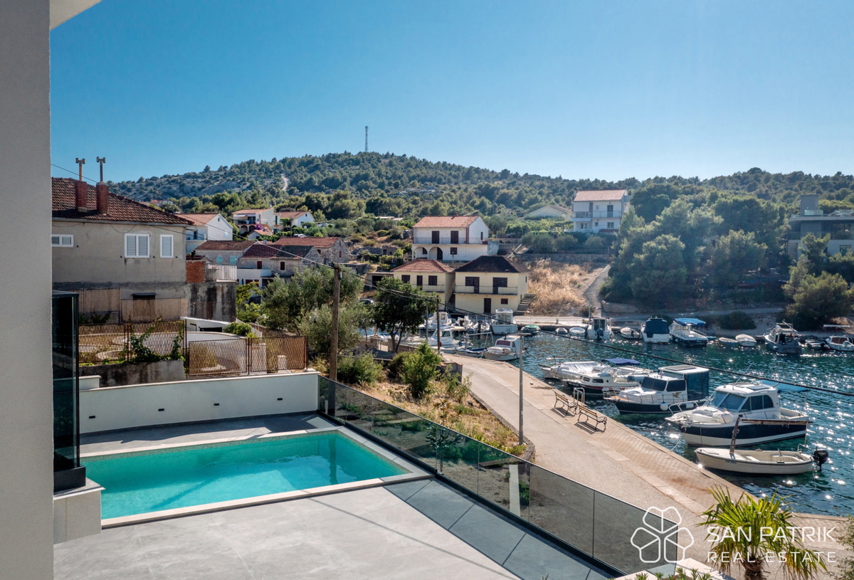 RAŽANJ – VILLA MEDITERRANEA MODERNA IN PRIMA FILA SUL MARE CON PISCINA