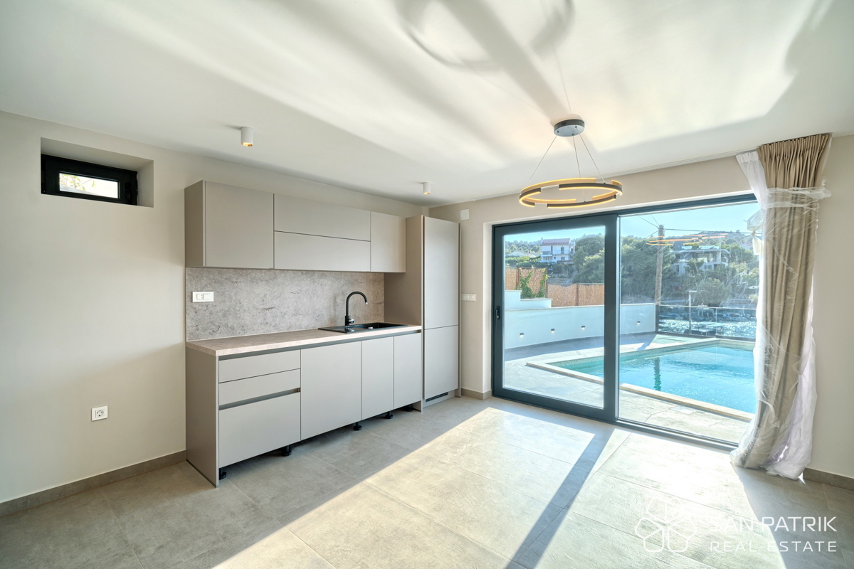 RAŽANJ – VILLA MEDITERRANEA MODERNA IN PRIMA FILA SUL MARE CON PISCINA