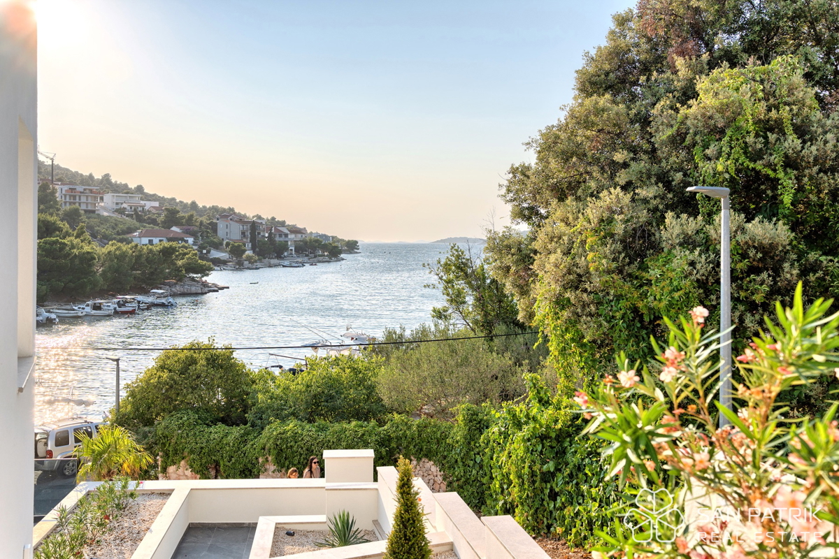 RAŽANJ – VILLA MEDITERRANEA MODERNA IN PRIMA FILA SUL MARE CON PISCINA