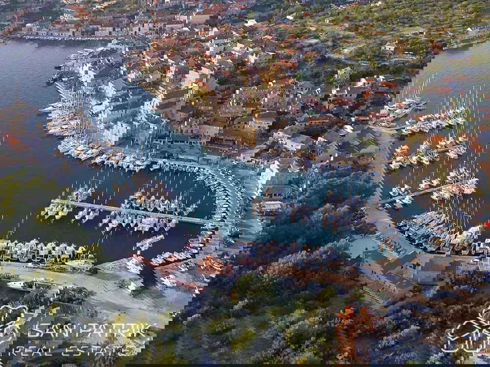 Villa moderna con vista mare sull'isola di Brač