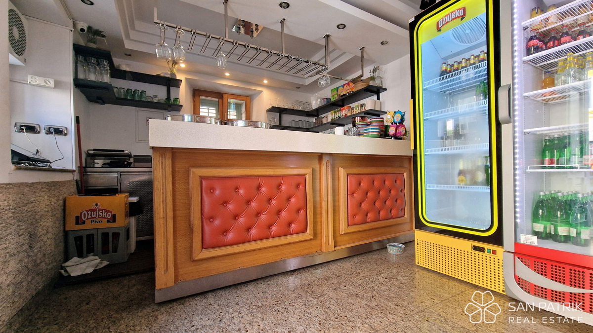 Locale commerciale per la ristorazione nel centro storico di Omišalj a Krk