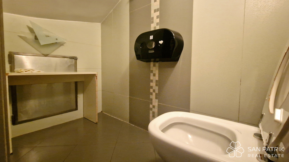 Locale commerciale per la ristorazione nel centro storico di Omišalj a Krk