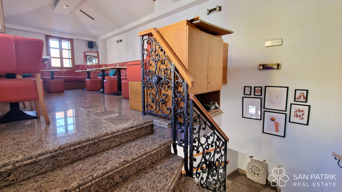 Locale commerciale per la ristorazione nel centro storico di Omišalj a Krk