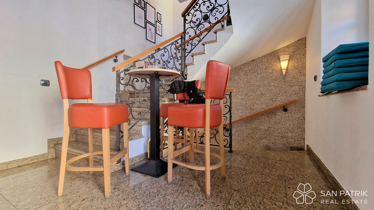 Locale commerciale per la ristorazione nel centro storico di Omišalj a Krk