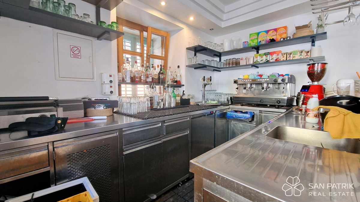 Locale commerciale per la ristorazione nel centro storico di Omišalj a Krk