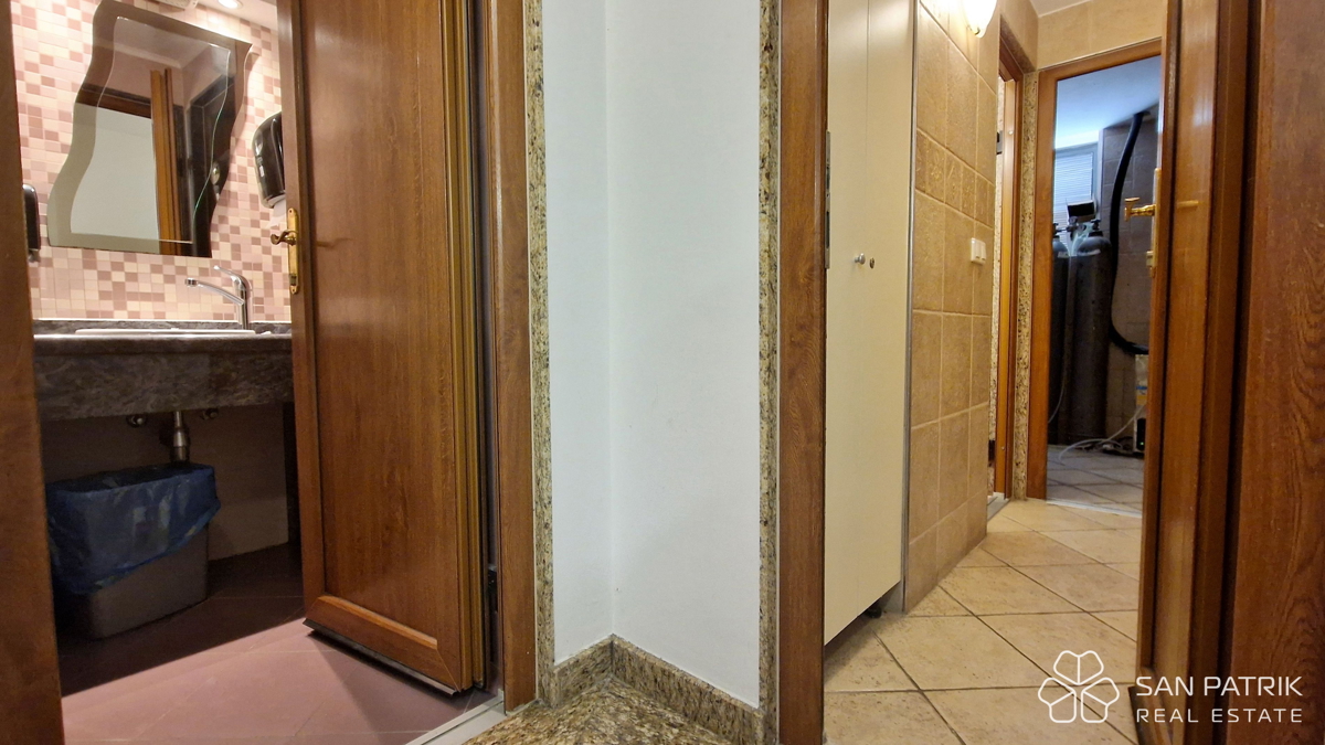 Locale commerciale per la ristorazione nel centro storico di Omišalj a Krk