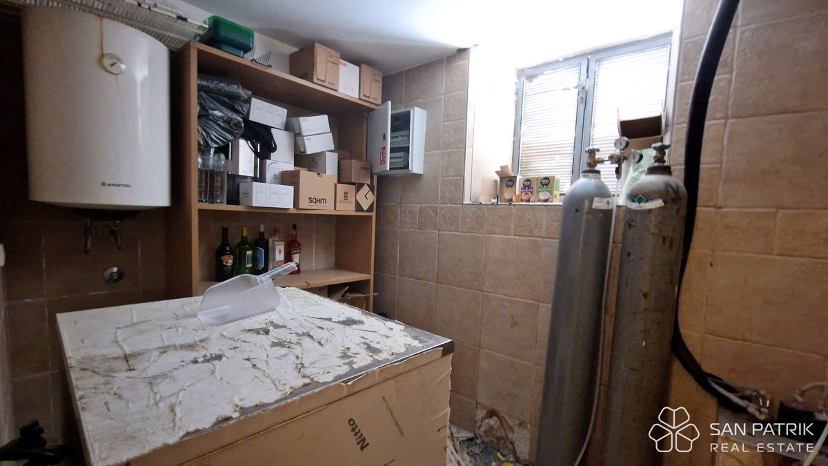 Locale commerciale per la ristorazione nel centro storico di Omišalj a Krk