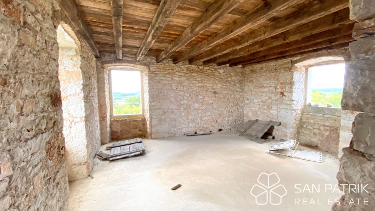 Stanzia storica con grande potenziale turistico, vista mare