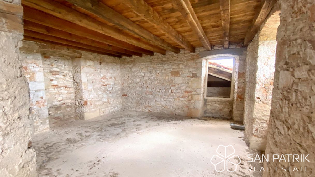 Stanzia storica con grande potenziale turistico, vista mare