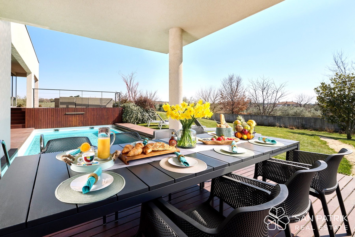 Villa mediterranea con piscina e vista mare a Umag