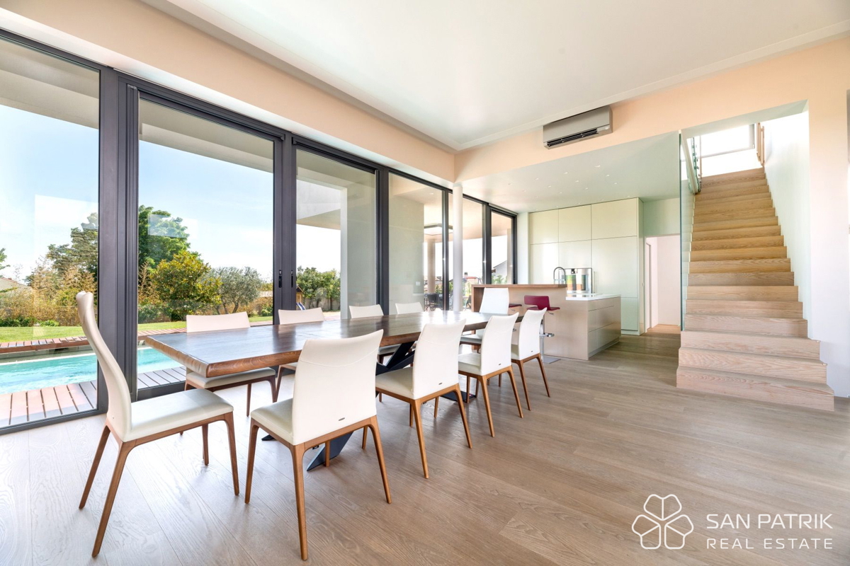 Villa mediterranea con piscina e vista mare a Umag